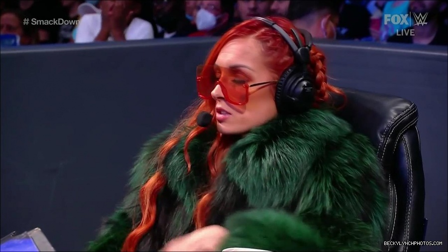 WWE_Friday_Night_SmackDown_2021_10_01_720p_HDTV_x264-NWCHD_mp4_004791772.jpg