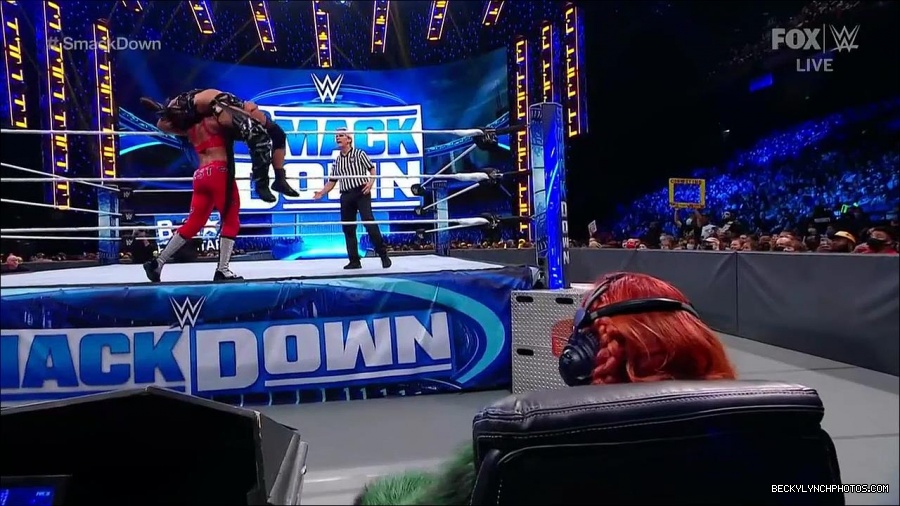 WWE_Friday_Night_SmackDown_2021_10_01_720p_HDTV_x264-NWCHD_mp4_004899680.jpg