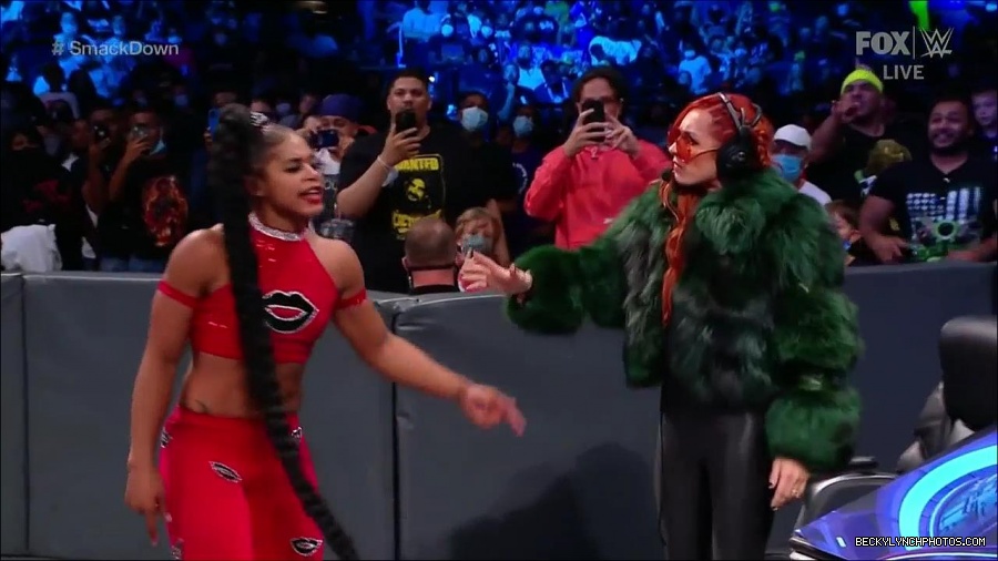 WWE_Friday_Night_SmackDown_2021_10_01_720p_HDTV_x264-NWCHD_mp4_004918598.jpg