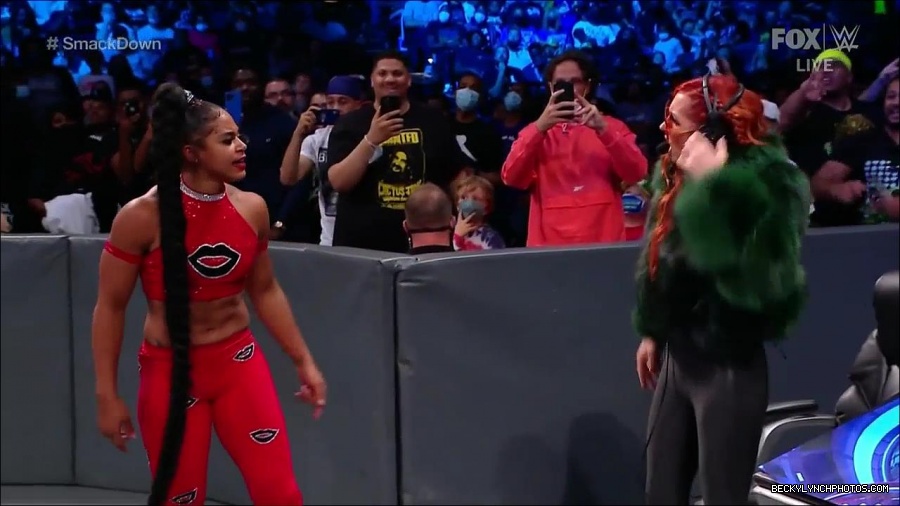 WWE_Friday_Night_SmackDown_2021_10_01_720p_HDTV_x264-NWCHD_mp4_004919299.jpg