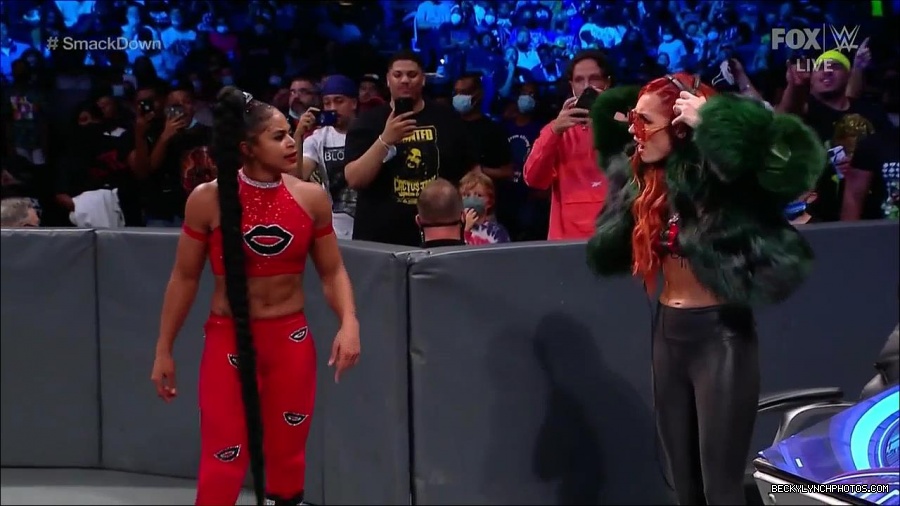 WWE_Friday_Night_SmackDown_2021_10_01_720p_HDTV_x264-NWCHD_mp4_004920000.jpg