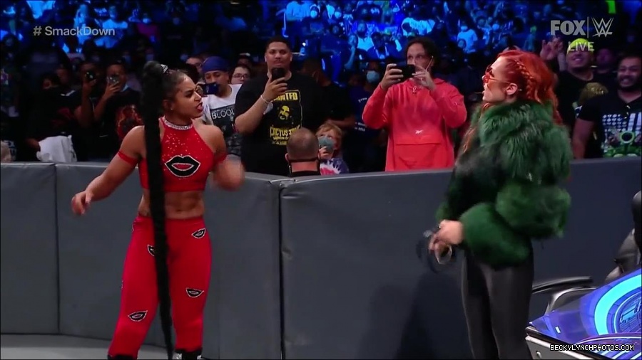 WWE_Friday_Night_SmackDown_2021_10_01_720p_HDTV_x264-NWCHD_mp4_004920701.jpg