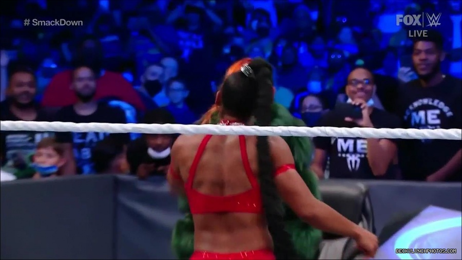WWE_Friday_Night_SmackDown_2021_10_01_720p_HDTV_x264-NWCHD_mp4_004933313.jpg