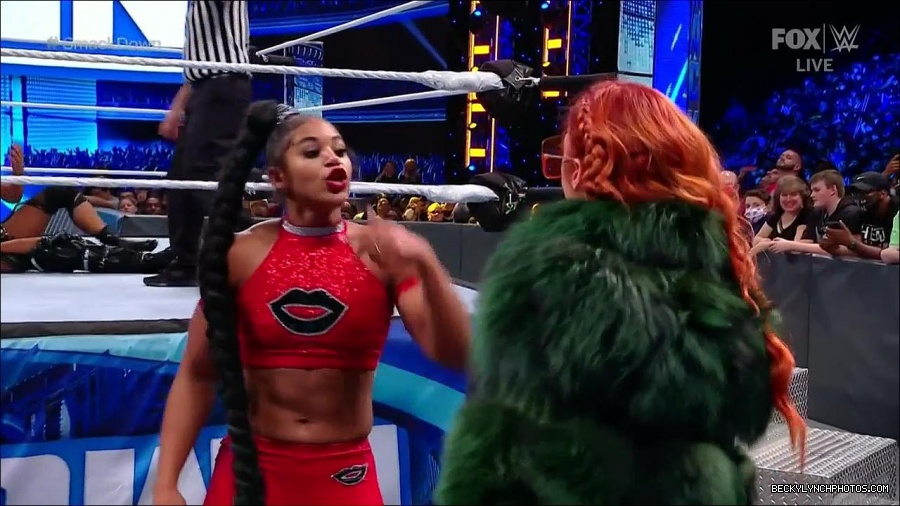 WWE_Friday_Night_SmackDown_2021_10_01_720p_HDTV_x264-NWCHD_mp4_004934715.jpg