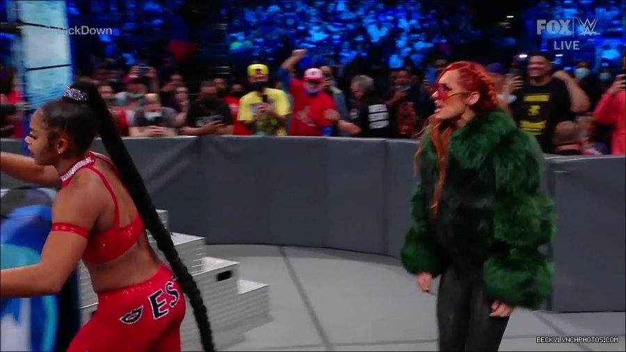 WWE_Friday_Night_SmackDown_2021_10_01_720p_HDTV_x264-NWCHD_mp4_004936817.jpg