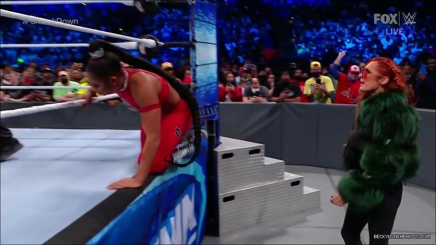 WWE_Friday_Night_SmackDown_2021_10_01_720p_HDTV_x264-NWCHD_mp4_004937517.jpg