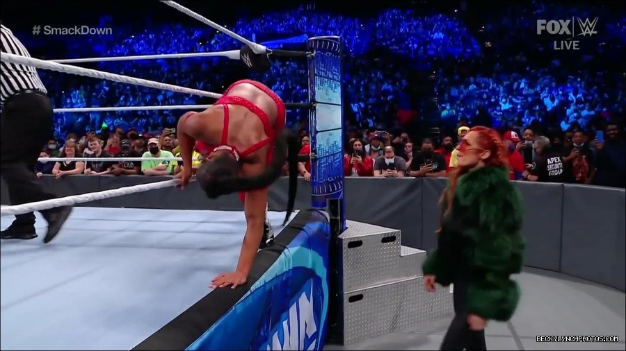 WWE_Friday_Night_SmackDown_2021_10_01_720p_HDTV_x264-NWCHD_mp4_004938218.jpg