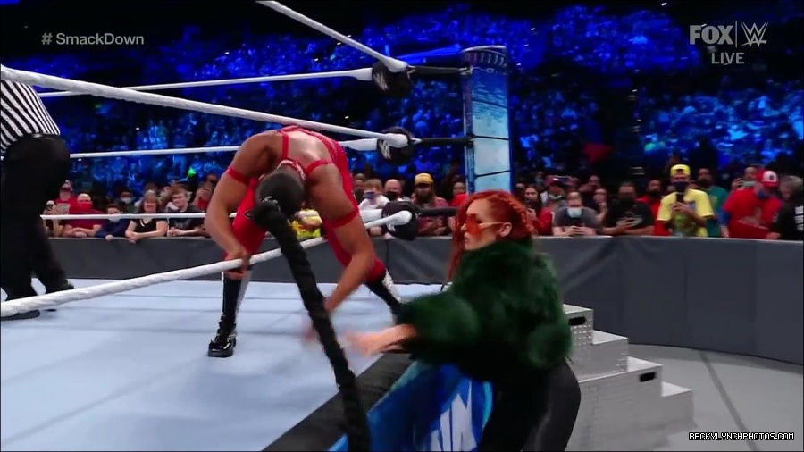 WWE_Friday_Night_SmackDown_2021_10_01_720p_HDTV_x264-NWCHD_mp4_004938919.jpg