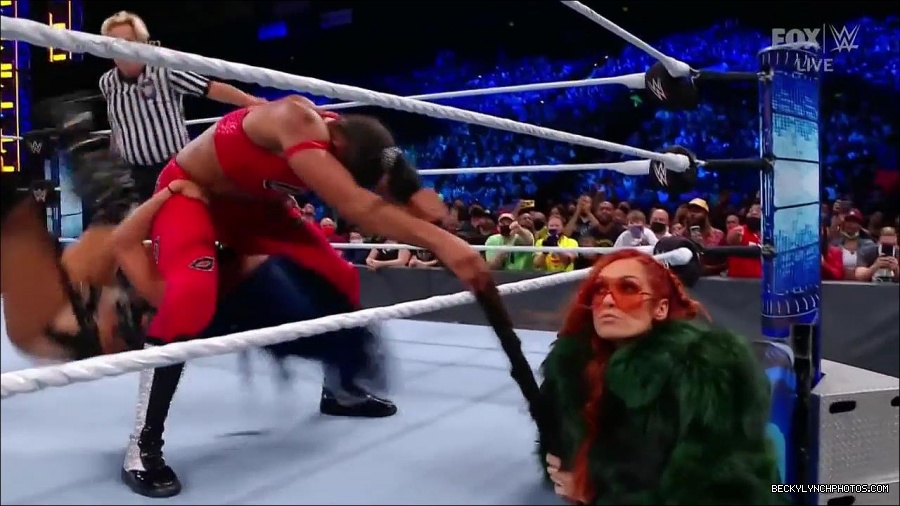 WWE_Friday_Night_SmackDown_2021_10_01_720p_HDTV_x264-NWCHD_mp4_004942422.jpg