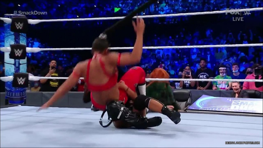 WWE_Friday_Night_SmackDown_2021_10_01_720p_HDTV_x264-NWCHD_mp4_004943123.jpg