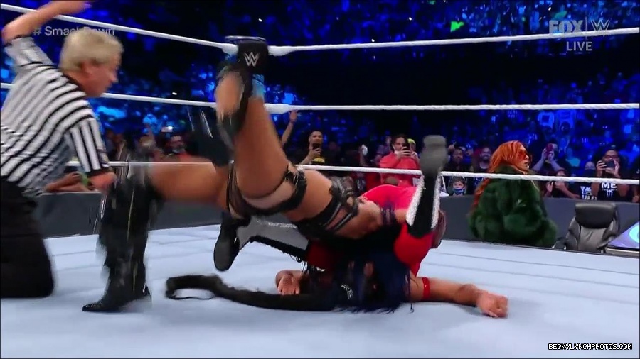 WWE_Friday_Night_SmackDown_2021_10_01_720p_HDTV_x264-NWCHD_mp4_004944524.jpg