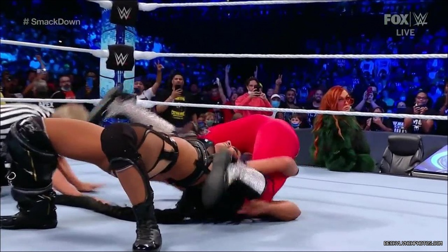 WWE_Friday_Night_SmackDown_2021_10_01_720p_HDTV_x264-NWCHD_mp4_004945926.jpg