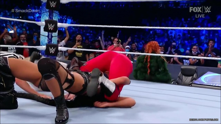 WWE_Friday_Night_SmackDown_2021_10_01_720p_HDTV_x264-NWCHD_mp4_004946626.jpg