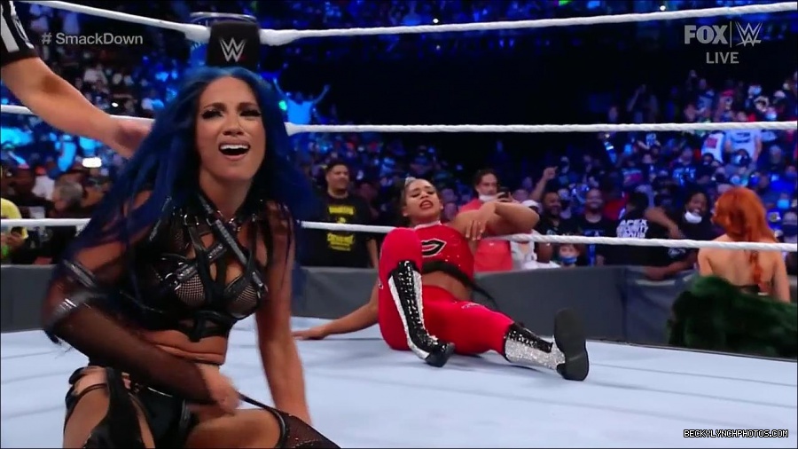 WWE_Friday_Night_SmackDown_2021_10_01_720p_HDTV_x264-NWCHD_mp4_004950130.jpg