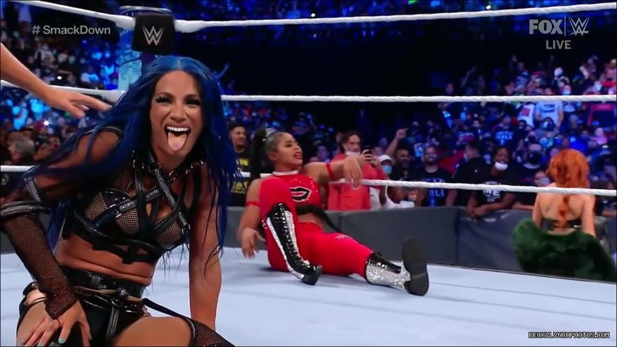 WWE_Friday_Night_SmackDown_2021_10_01_720p_HDTV_x264-NWCHD_mp4_004950831.jpg