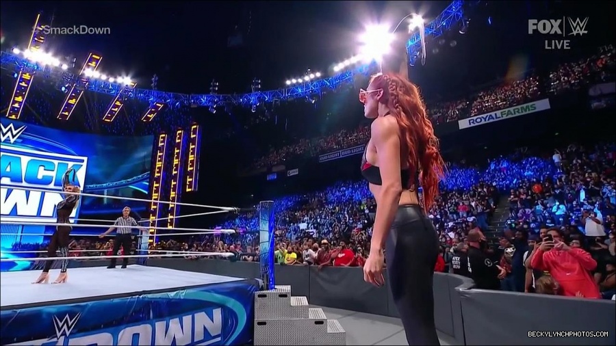 WWE_Friday_Night_SmackDown_2021_10_01_720p_HDTV_x264-NWCHD_mp4_004973954.jpg
