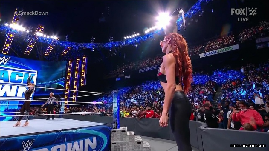 WWE_Friday_Night_SmackDown_2021_10_01_720p_HDTV_x264-NWCHD_mp4_004974654.jpg