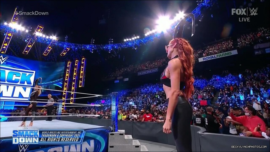 WWE_Friday_Night_SmackDown_2021_10_01_720p_HDTV_x264-NWCHD_mp4_004980961.jpg