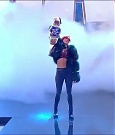 WWE_Friday_Night_SmackDown_2021_10_01_720p_HDTV_x264-NWCHD_mp4_004312415.jpg