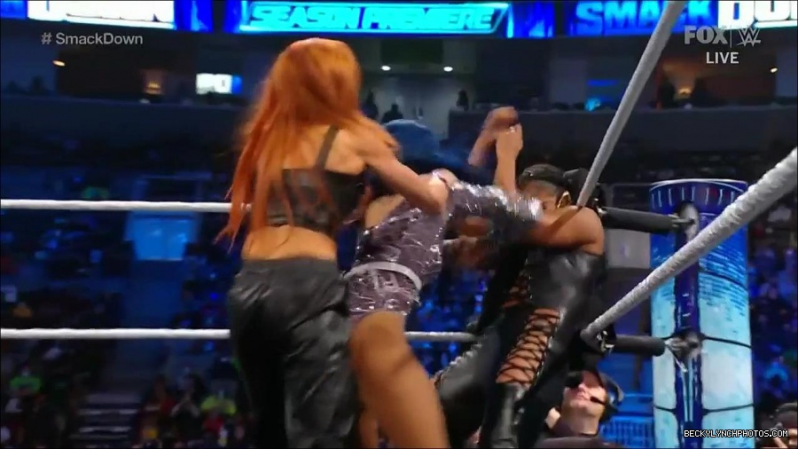 WWE_Friday_Night_SmackDown_2021_10_08_720p_HDTV_x264-NWCHD_mp4_000420453.jpg