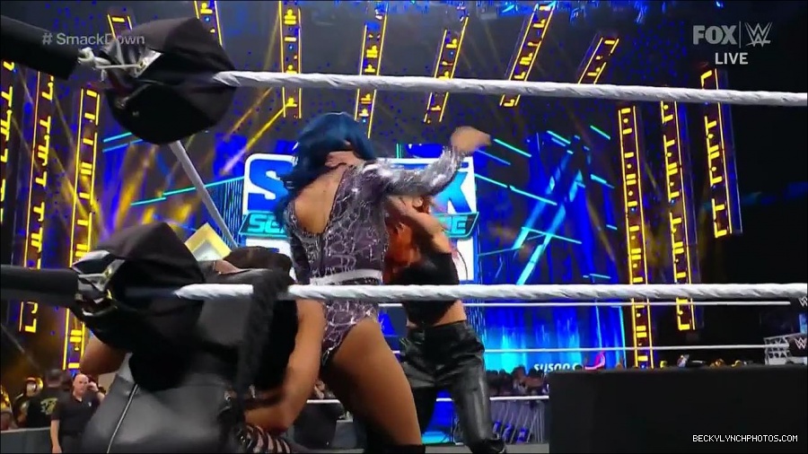 WWE_Friday_Night_SmackDown_2021_10_08_720p_HDTV_x264-NWCHD_mp4_000421854.jpg