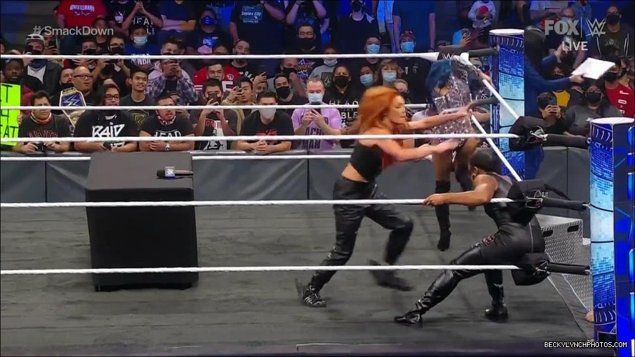 WWE_Friday_Night_SmackDown_2021_10_08_720p_HDTV_x264-NWCHD_mp4_000423956.jpg