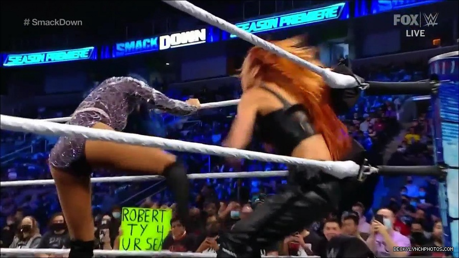 WWE_Friday_Night_SmackDown_2021_10_08_720p_HDTV_x264-NWCHD_mp4_000433065.jpg