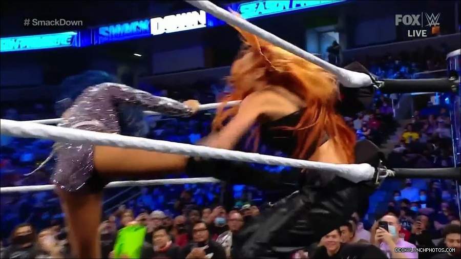 WWE_Friday_Night_SmackDown_2021_10_08_720p_HDTV_x264-NWCHD_mp4_000434467.jpg