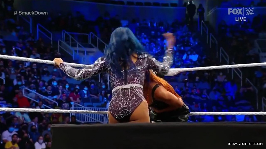 WWE_Friday_Night_SmackDown_2021_10_08_720p_HDTV_x264-NWCHD_mp4_000435868.jpg