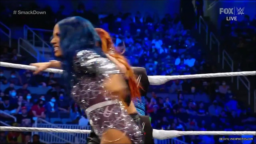 WWE_Friday_Night_SmackDown_2021_10_08_720p_HDTV_x264-NWCHD_mp4_000437970.jpg