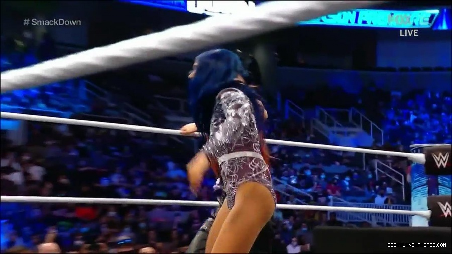 WWE_Friday_Night_SmackDown_2021_10_08_720p_HDTV_x264-NWCHD_mp4_000438671.jpg