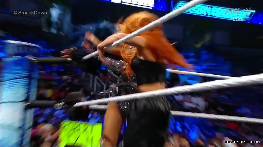 WWE_Friday_Night_SmackDown_2021_10_08_720p_HDTV_x264-NWCHD_mp4_000440773.jpg