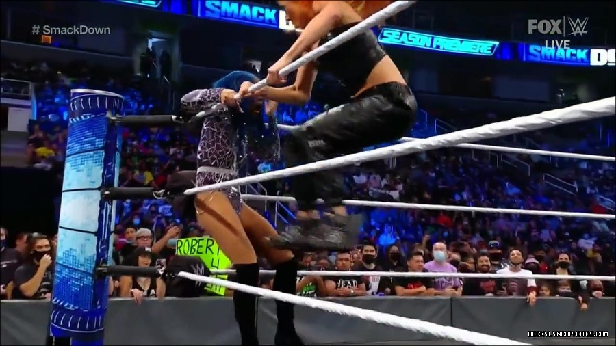 WWE_Friday_Night_SmackDown_2021_10_08_720p_HDTV_x264-NWCHD_mp4_000442175.jpg