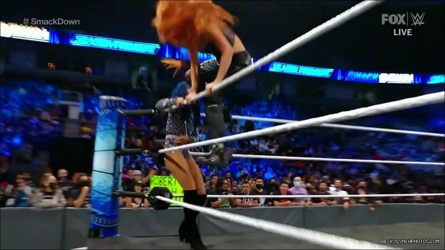 WWE_Friday_Night_SmackDown_2021_10_08_720p_HDTV_x264-NWCHD_mp4_000442875.jpg
