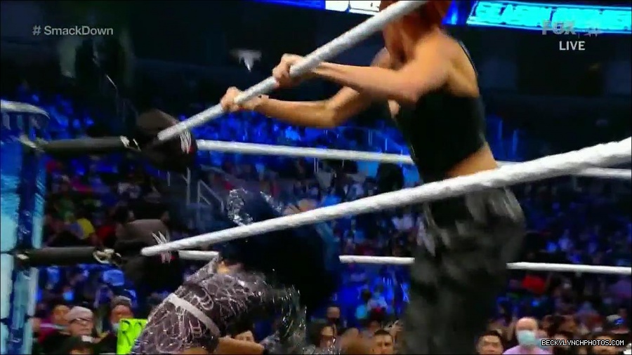 WWE_Friday_Night_SmackDown_2021_10_08_720p_HDTV_x264-NWCHD_mp4_000443576.jpg