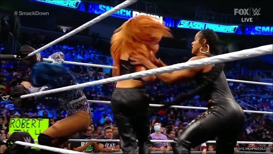 WWE_Friday_Night_SmackDown_2021_10_08_720p_HDTV_x264-NWCHD_mp4_000447079.jpg