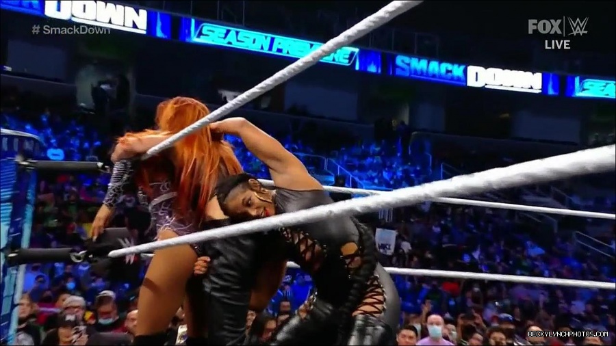 WWE_Friday_Night_SmackDown_2021_10_08_720p_HDTV_x264-NWCHD_mp4_000450583.jpg