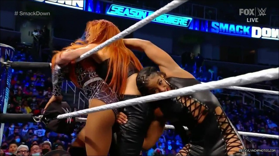 WWE_Friday_Night_SmackDown_2021_10_08_720p_HDTV_x264-NWCHD_mp4_000451984.jpg