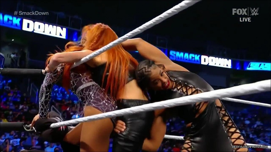 WWE_Friday_Night_SmackDown_2021_10_08_720p_HDTV_x264-NWCHD_mp4_000452685.jpg