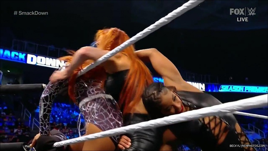 WWE_Friday_Night_SmackDown_2021_10_08_720p_HDTV_x264-NWCHD_mp4_000453386.jpg