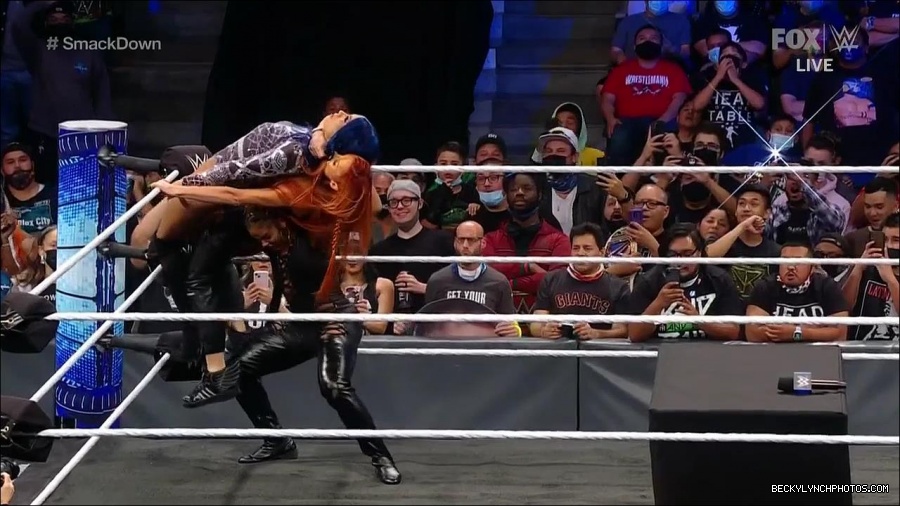 WWE_Friday_Night_SmackDown_2021_10_08_720p_HDTV_x264-NWCHD_mp4_000456189.jpg