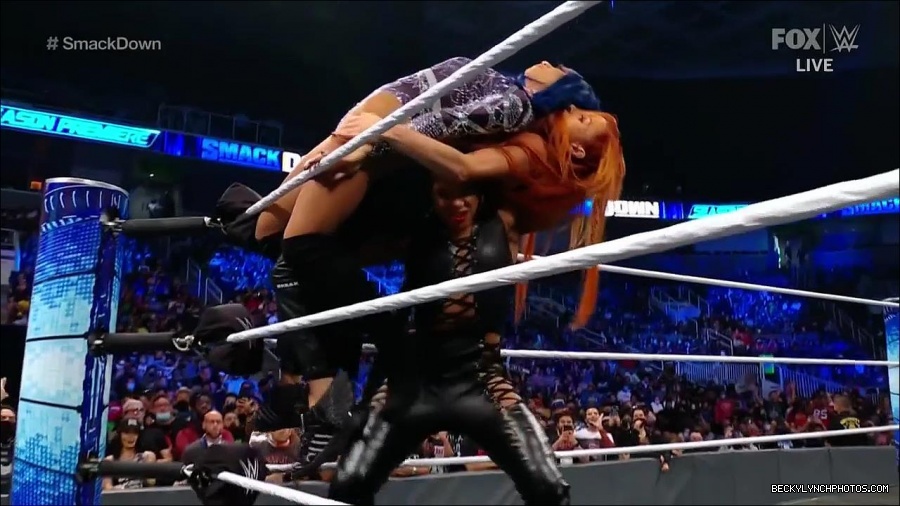 WWE_Friday_Night_SmackDown_2021_10_08_720p_HDTV_x264-NWCHD_mp4_000456889.jpg