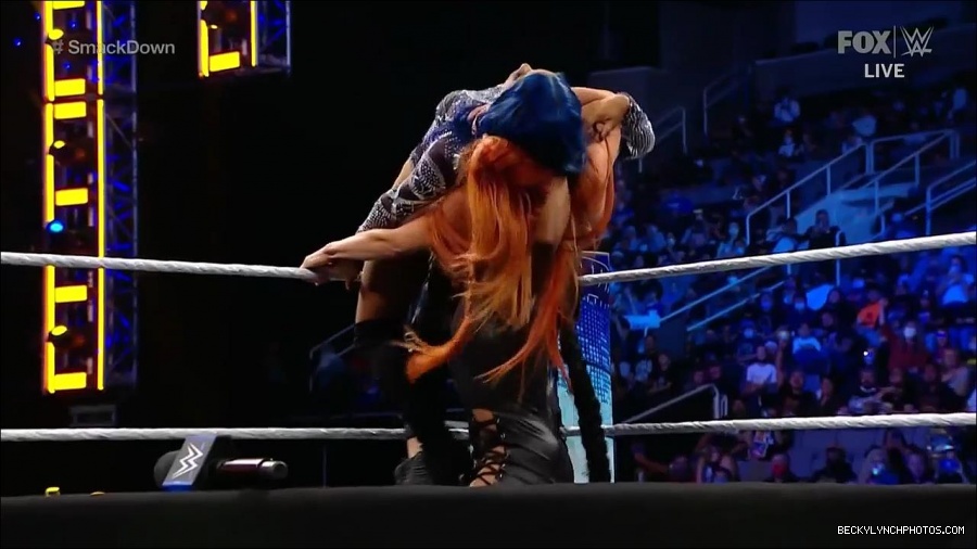 WWE_Friday_Night_SmackDown_2021_10_08_720p_HDTV_x264-NWCHD_mp4_000457590.jpg