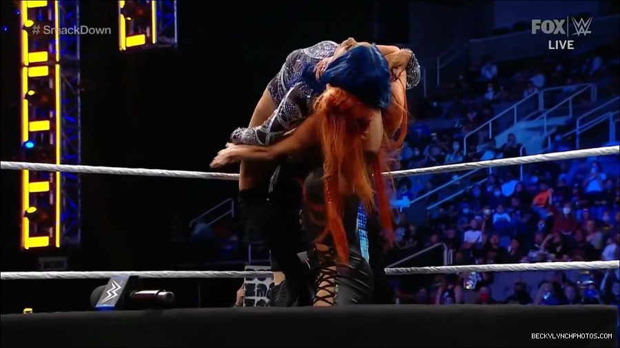 WWE_Friday_Night_SmackDown_2021_10_08_720p_HDTV_x264-NWCHD_mp4_000458291.jpg