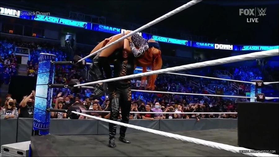 WWE_Friday_Night_SmackDown_2021_10_08_720p_HDTV_x264-NWCHD_mp4_000458991.jpg