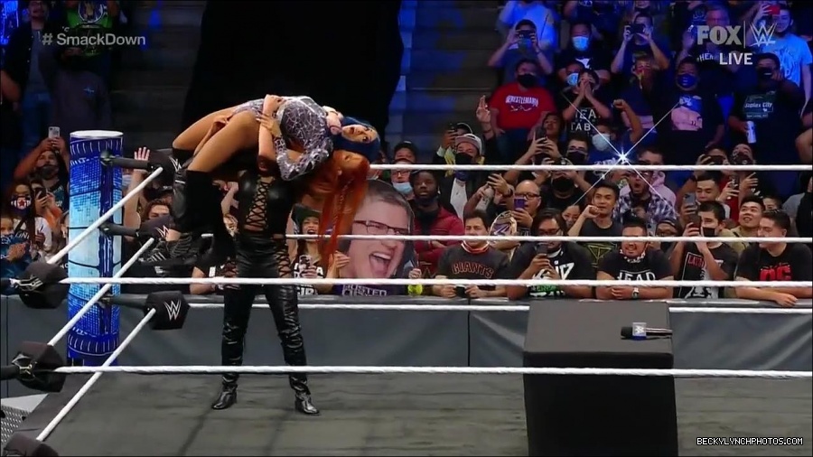 WWE_Friday_Night_SmackDown_2021_10_08_720p_HDTV_x264-NWCHD_mp4_000459692.jpg