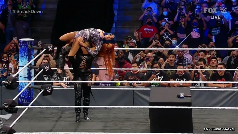 WWE_Friday_Night_SmackDown_2021_10_08_720p_HDTV_x264-NWCHD_mp4_000460393.jpg
