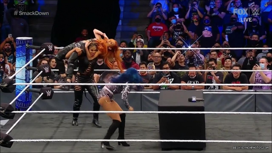 WWE_Friday_Night_SmackDown_2021_10_08_720p_HDTV_x264-NWCHD_mp4_000462495.jpg