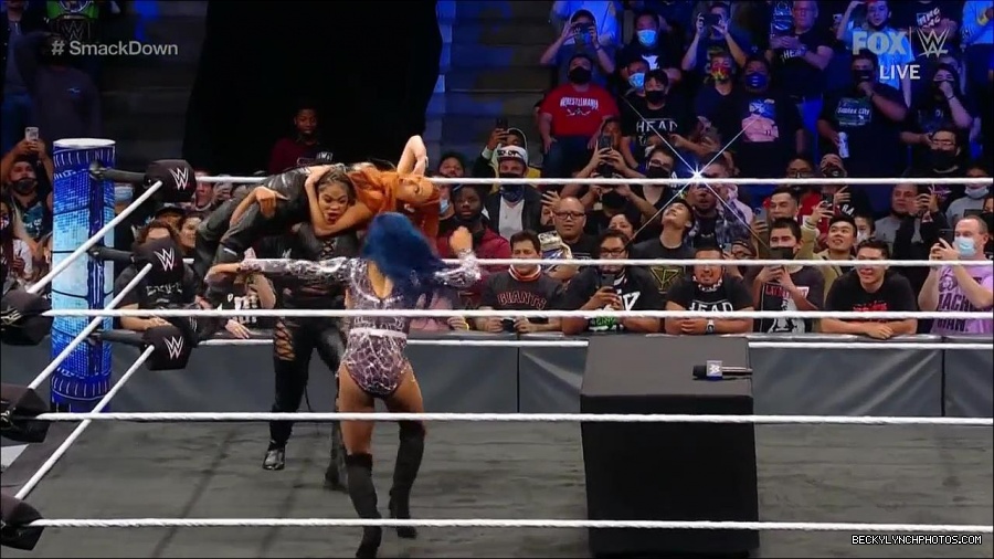 WWE_Friday_Night_SmackDown_2021_10_08_720p_HDTV_x264-NWCHD_mp4_000463196.jpg