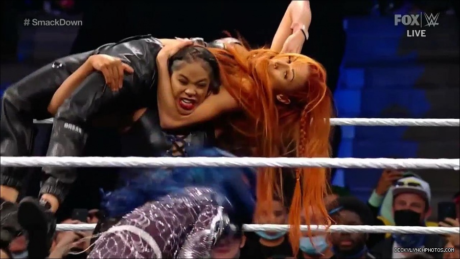 WWE_Friday_Night_SmackDown_2021_10_08_720p_HDTV_x264-NWCHD_mp4_000463896.jpg
